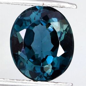 6.40Ct Natural London Blue Topaz Oval cut
12x10mm Full Fire VVS Gemstone